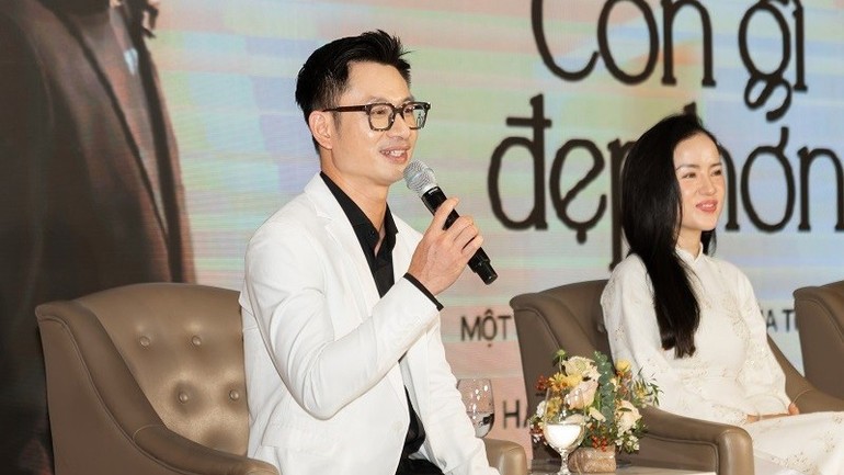 Hai ca sĩ Trần Tuấn Hòa và Triệu Hồng Ngọc chia sẻ tại chương trình. Ảnh: BTC