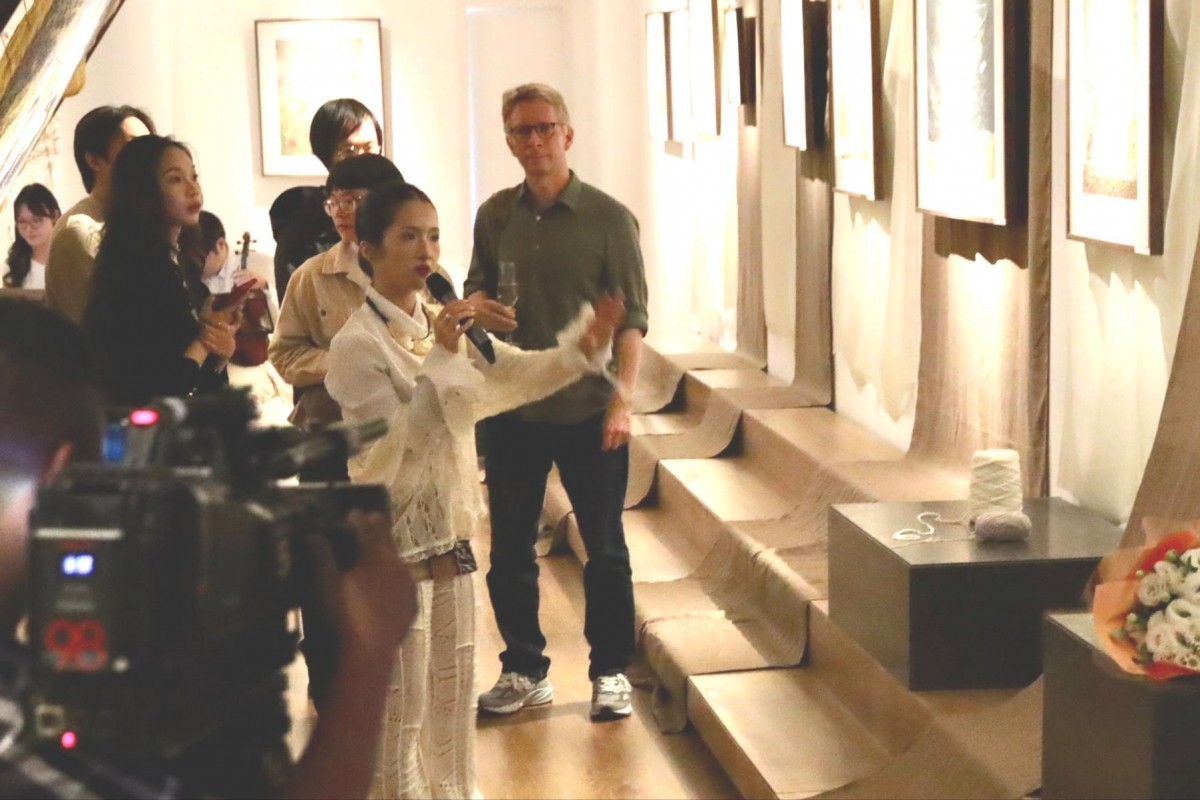 Họa sĩ Thảo Nguyên Phương chia sẻ về các tác phẩm của mình. Ảnh: BTC