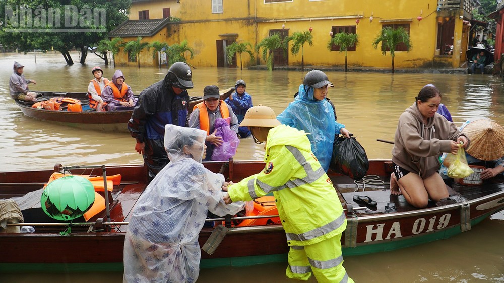 Chỉnh phủ: Tập trung ứng phó khẩn cấp, khắc phục hậu quả mưa lũ lớn khu vực Trung Bộ