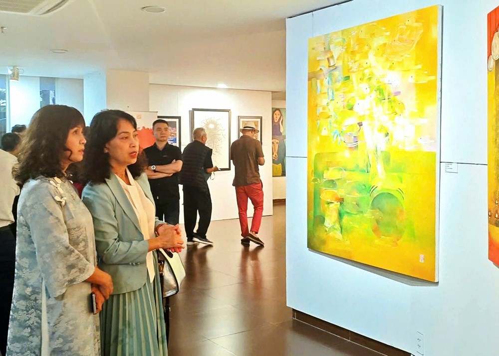 Các đại biểu tham quan triển lãm. Ảnh: BTC