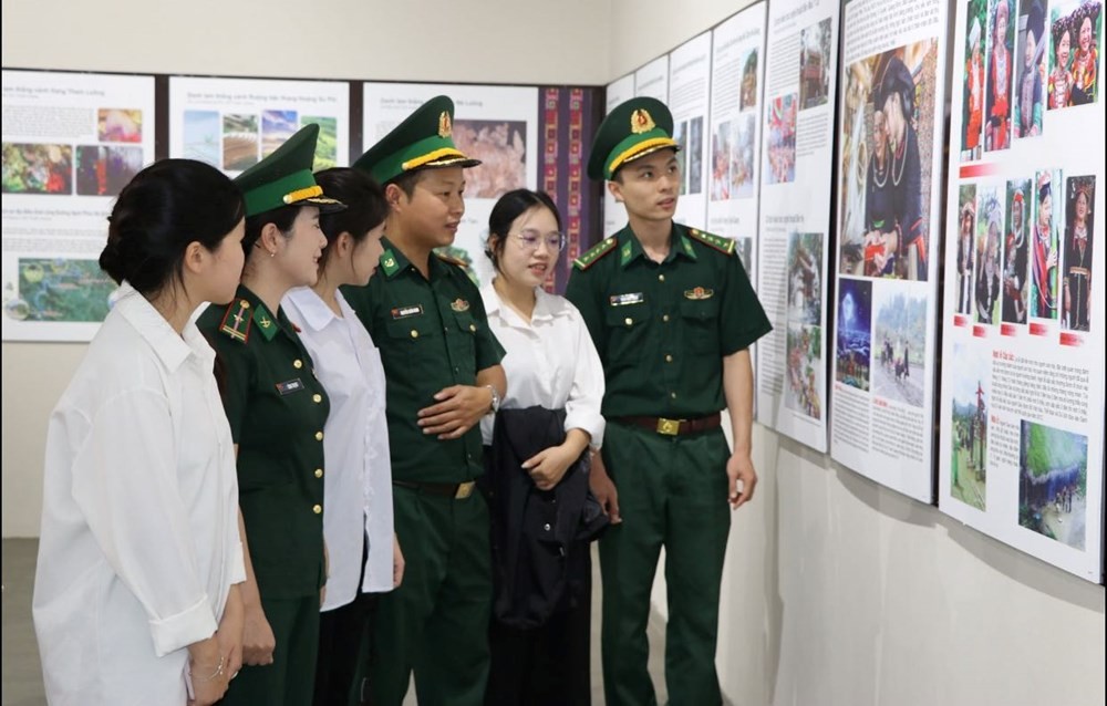 Các đại biểu tham quan triển lãm. Ảnh: BTC