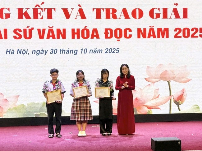 Thứ trưởng Trịnh Thị Thủy trao danh hiệu Đại sứ văn hóa đọc tiêu biểu năm 2025 cho các thí sinh xuất sắc nhất. Ảnh: BTC