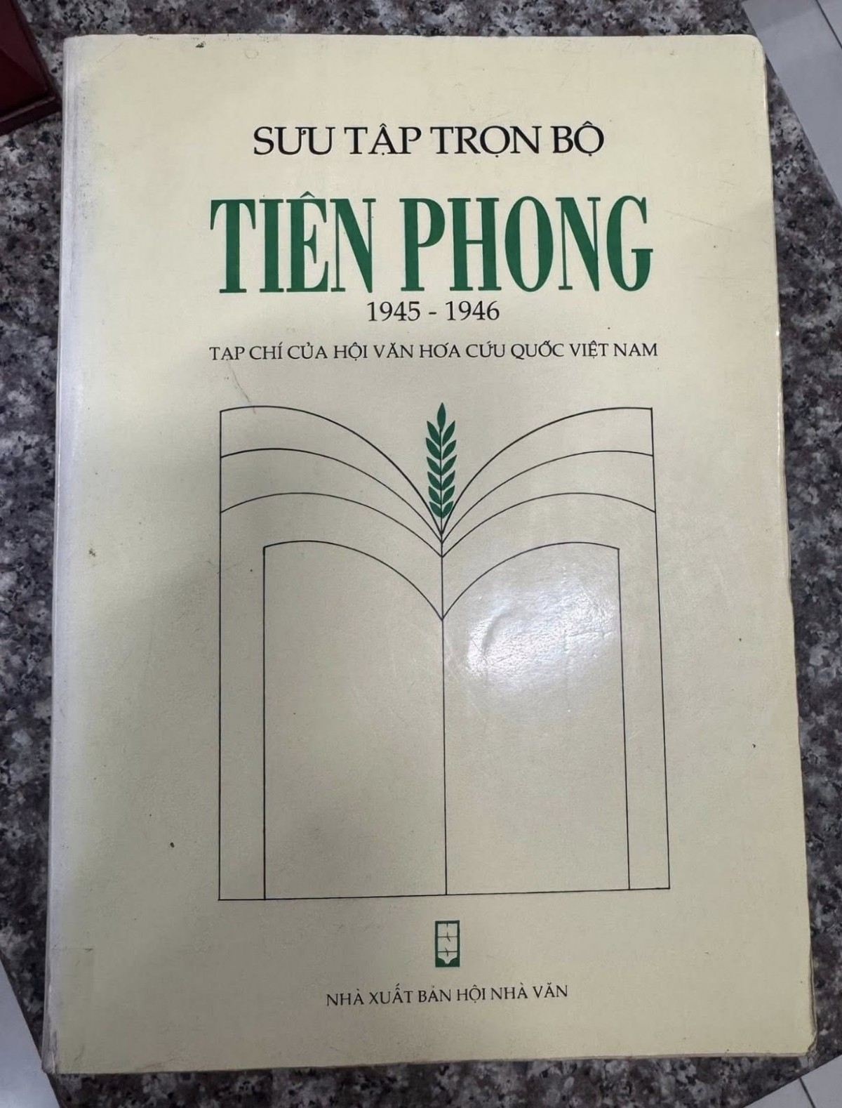 Đôi mắt bà Trùm Thống