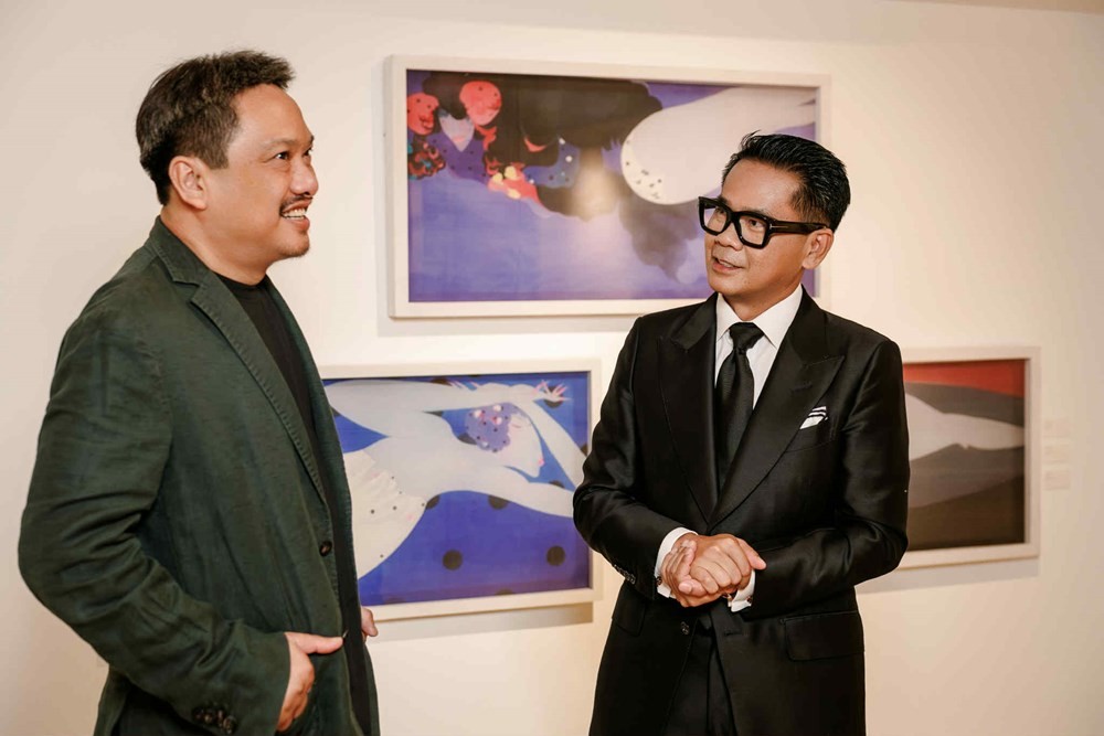 Họa sĩ Bùi Tiến Tuấn (bên trái) và NTK Quách Thái Công. Ảnh: BTC