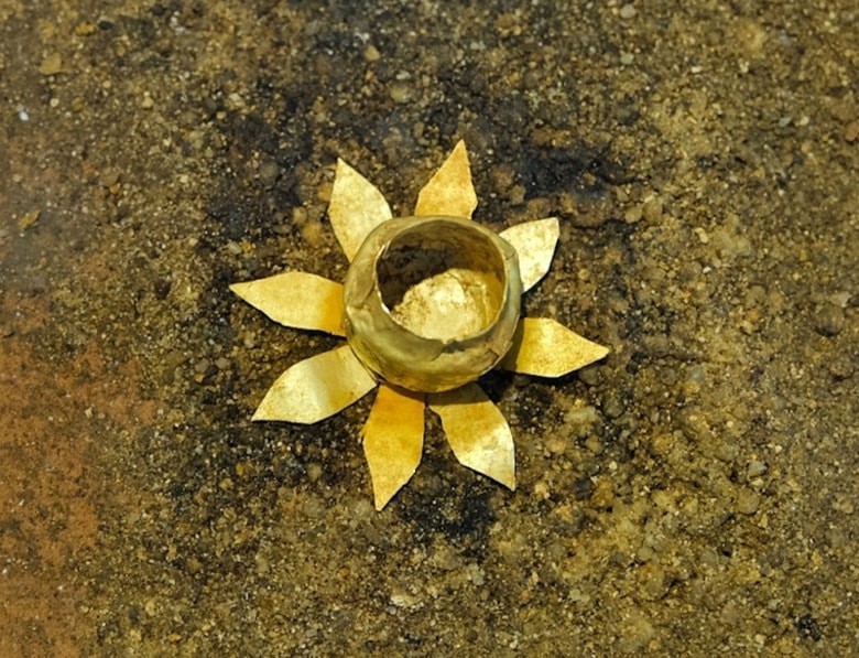 Nhóm hiện vật vàng phát hiện tại di tích Chăm An Phú gồm chiếc bình đặt trên hoa sen 8 cánh và các lá vàng. Ảnh: Bảo tàng Pleiku