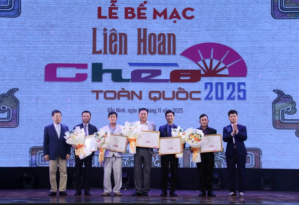 Cục trưởng Cục Nghệ thuật biểu diễn, NSND Nguyễn Xuân Bắc và nhà viết kịch Chu Thơm trao huy chương Bạc cho 5 vở diễn. Ảnh: BTC