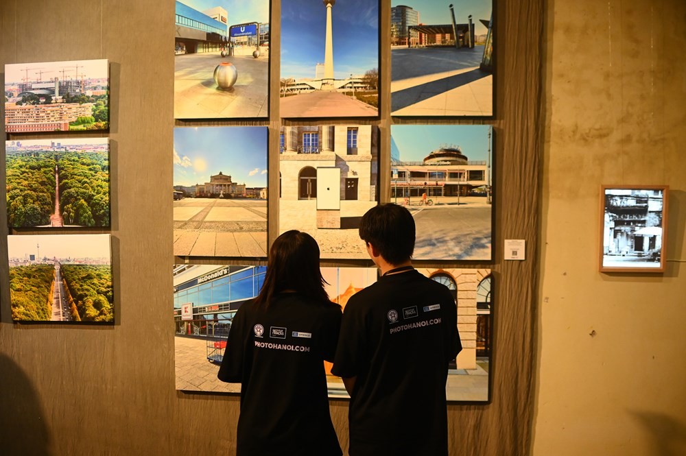 Khách tham quan triển lãm. Ảnh: BTC