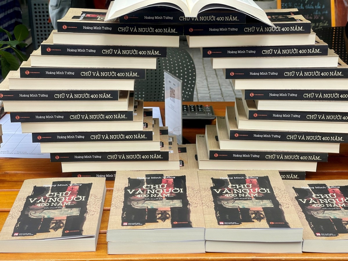 Nhà văn Hoàng Minh Tường ra mắt tiểu thuyết lịch sử “Chữ và người, 400 năm…”