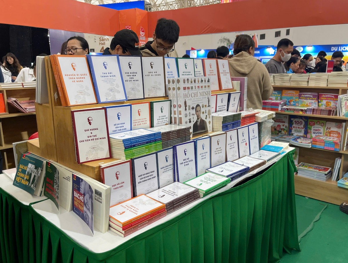 Nhiều đầu sách về Chủ tịch Hồ Chí Minh được trưng bày tại gian hàng. Ảnh: BTC