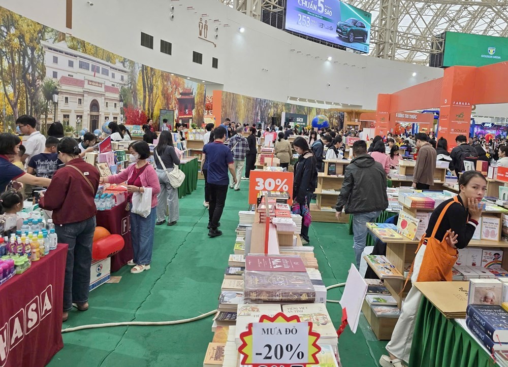 Gian trưng bày sách tại Hội chợ Mùa Thu 2025 thu hút nhiều độc giả. Ảnh: BTC