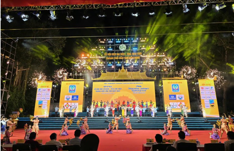 Khai mạc Lễ hội Oóc Om Bóc - Đua ghe Ngo TP Cần Thơ năm 2025. Ảnh: M.T