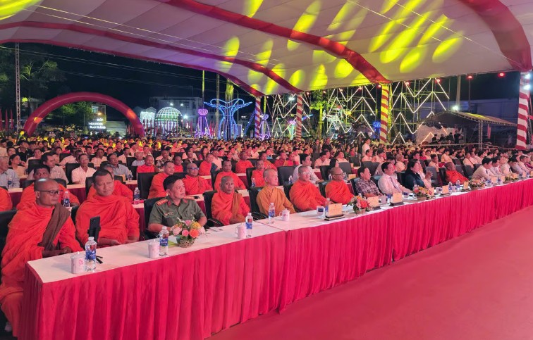 Các đại biểu dự lễ khai mạc. Ảnh: M.T