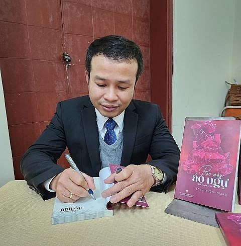 tay nam chat tay trong con lu du