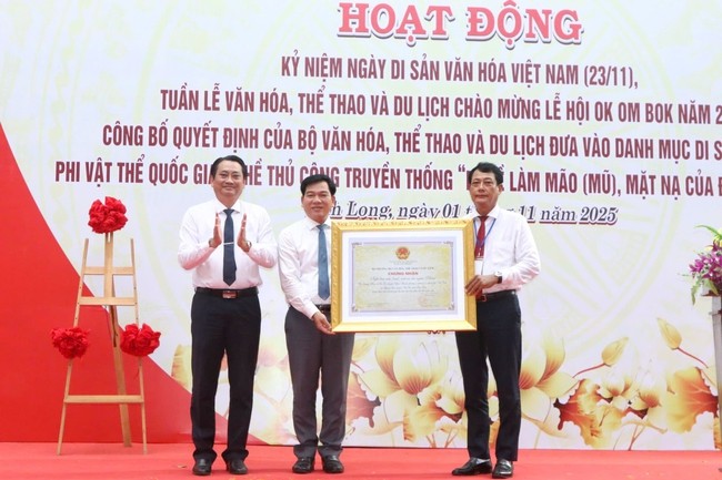 Công bố quyết định của Bộ VHTTDL đưa nghề làm mão (mũ), mặt nạ của đồng bào Khmer vào danh mục di sản văn hóa phi vật thể quốc gia (ảnh: Trúc Phương/vinhlong.gov.vn)