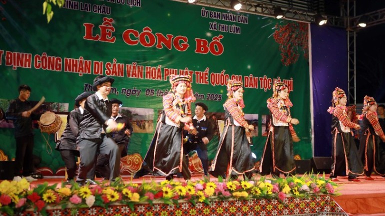 Trích đoạn xòe Hà Nhì được công nhận Di sản phi vật thể quốc gia. Ảnh: T.L