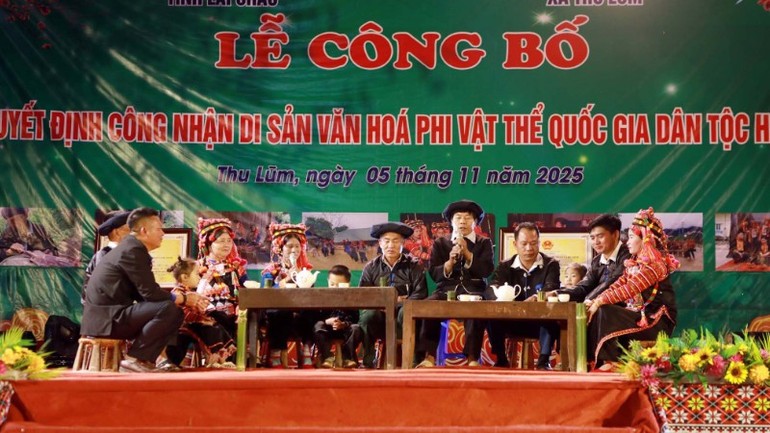 Trích diễn diễn xướng Xa nhà ca (Trường ca) của người Hà Nhì được công nhận Di sản phi vật thể quốc gia. Ảnh: T.L