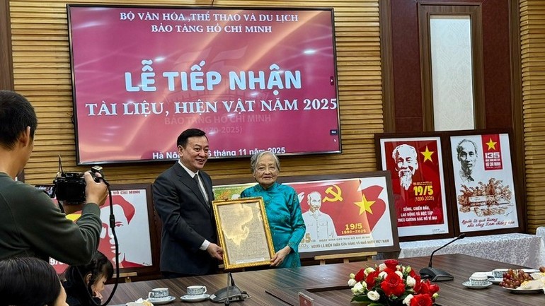 Bà Nguyễn Thị Thu Hà trao tặng bảo tàng một số bản sao văn bản “Tuyên ngôn Độc lập” ngày 2/9/1945 của nước Việt Nam Dân chủ cộng hòa và báo Cứu quốc do bà sưu tầm tại các cơ quan lưu trữ của Cộng hòa Pháp và Việt Nam. Những tư liệu quý này góp phần hỗ trợ cho công tác nghiên cứu, trưng bày về thời khắc lịch sử thiêng liêng năm 1945 của dân tộc. Ảnh: Nhandan điện tử