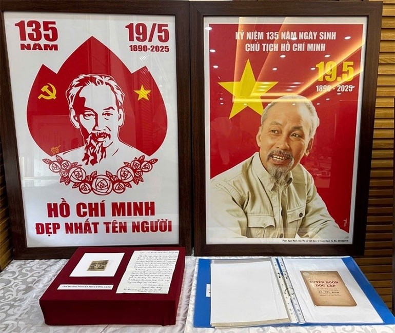 Một số tài liệu, hiện vật được trao tặng tại buổi lễ.