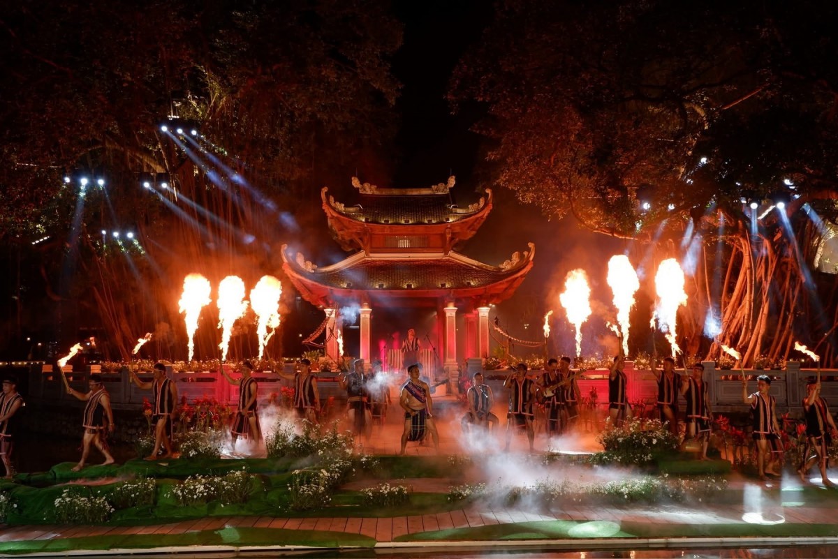 Chương trình biểu diễn nghệ thuật “Sông Hồng gọi, Đại Ngàn reo” là một trong những hoạt động đặc sắc trong khuôn khổ Festival Thăng Long - Hà Nội, do UBND thành phố chỉ đạo, Sở Văn hóa và Thể thao Hà Nội phối hợp với các đơn vị tổ chức.