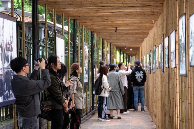 Triển lãm thu hút đông đảo công chúng đến tham quan. Ảnh: BTC