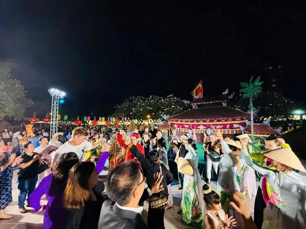 Với hơn 300.000 lượt người tham dự, lễ hội đã trở thành không gian giao lưu văn hóa sôi động giữa các quốc gia trong khu vực. 