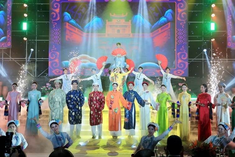 Trình diễn áo dài trong lễ khai mạc. Ảnh: BTC