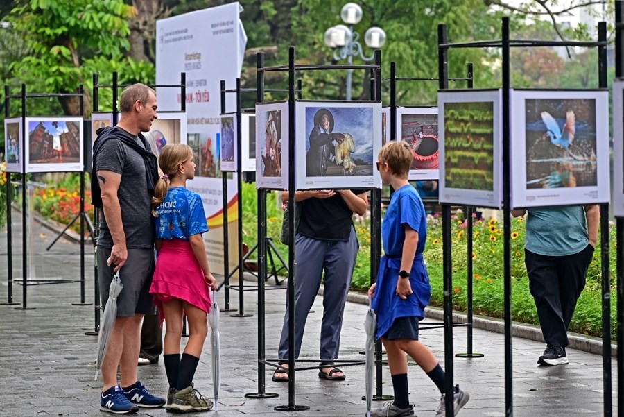 Du khách nước ngoài tham quan triển lãm. Ảnh: BTC