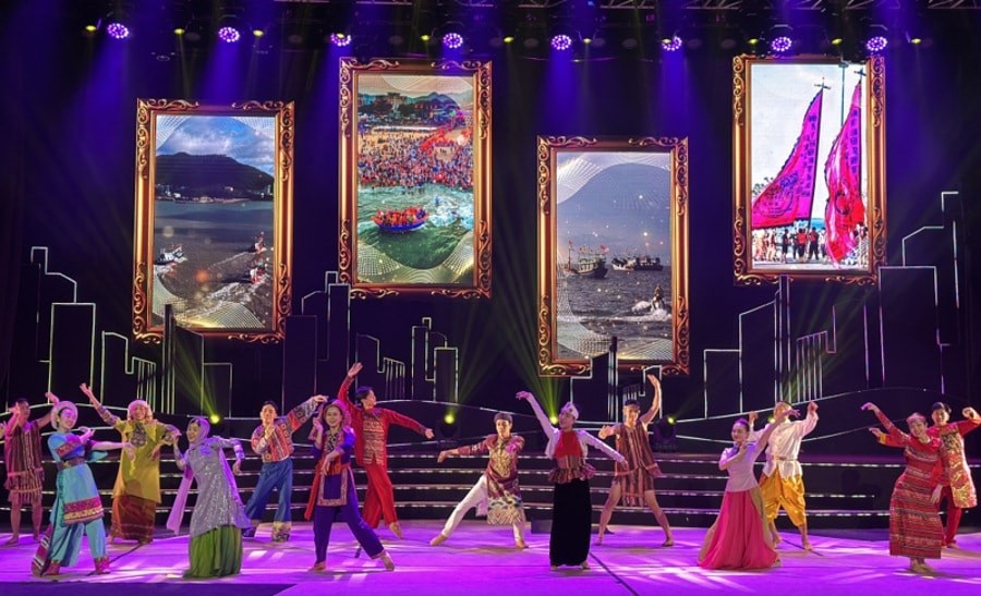 Chương trình tái hiện lịch sử hình thành và phát triển của vùng đất mới qua thành quả của chặng đường 50 năm nền văn học - nghệ thuật TP Hồ Chí Minh. Ảnh: PNO