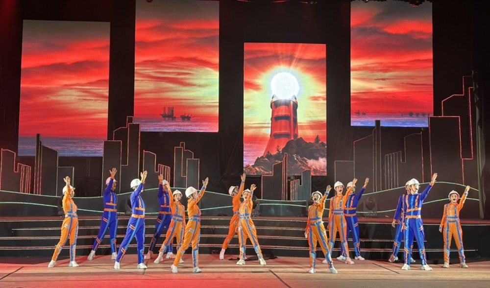 Tiết mục “Mùa xuân từ những giếng dầu”. Ảnh: PNO