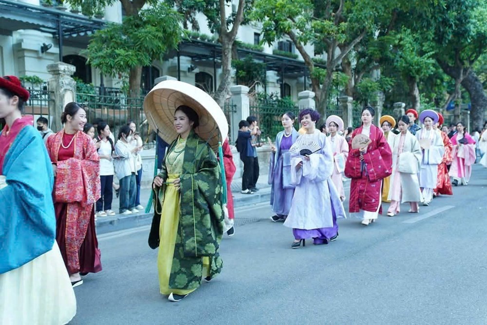 Lễ diễu hành “Tôn vinh áo dài Việt - Hành trình lan tỏa vẻ đẹp di sản” là một điểm nhấn rực rỡ trong chuỗi hoạt động giao lưu, quảng bá di sản và văn hóa truyền thống. Ảnh: BTC