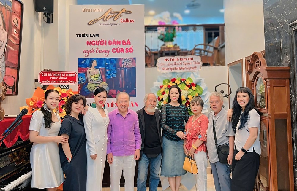 Các đại biểu, khách mời cùng hoạ sĩ Nguyễn Thân trong buổi khai mạc triển lãm. Ảnh: BTC