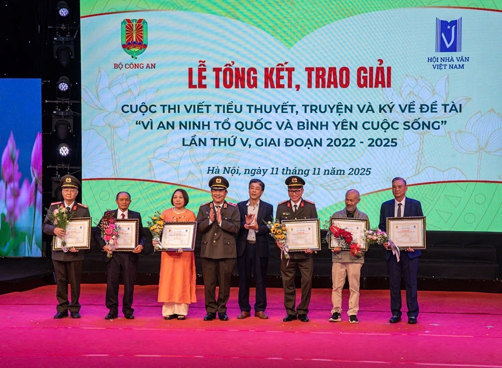 BTC trao giải B cho các tác giả. Ảnh: BTC