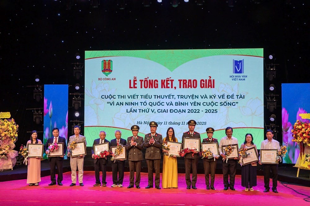 BTC trao giải C cho các tác giả. Ảnh: BTC