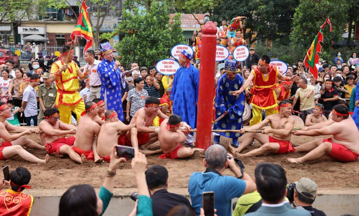 Không chỉ là trò chơi dân gian hấp dẫn trong ngày hội, kéo co còn là nghi lễ linh thiêng thể hiện ước vọng mưa thuận gió hòa, mùa màng bội thu. Ảnh: T.L