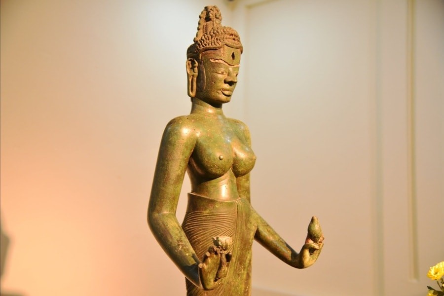 Tượng Bồ tát Tara với con ốc và đóa sen được hoàn nguyên. Ảnh: Xuân Dũng