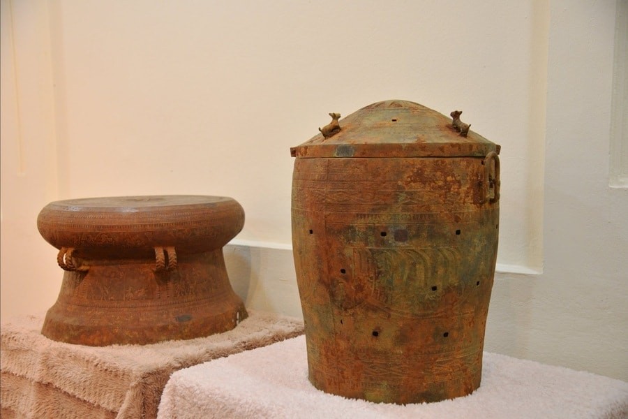 Hai bảo vật quốc gia trống đồng Đông Sơn và thạp đồng Đông Sơn đã được chuyển đến Bảo tàng Điêu khắc Chăm Đà Nẵng. Ảnh: QC