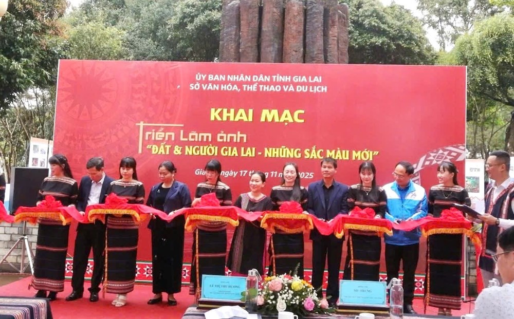 Các đại biểu cắt băng khai mạc Triển lãm. Ảnh: BTC