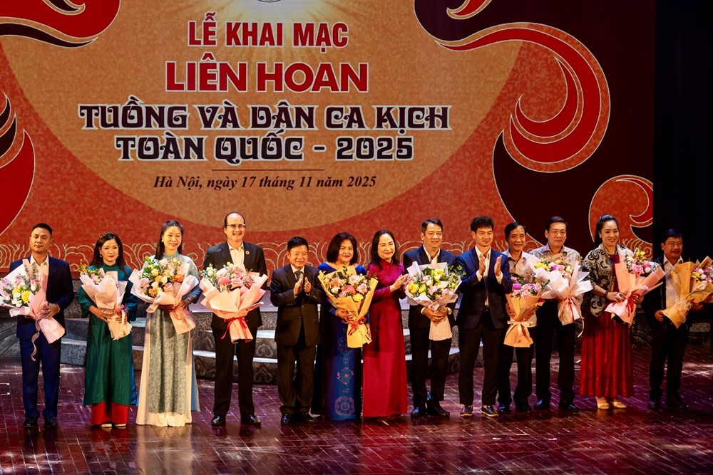 Các đồng chí lãnh đạo và đại biểu tặng hoa các đơn vị nghệ thuật tham gia Liên hoan. Ảnh: BTC