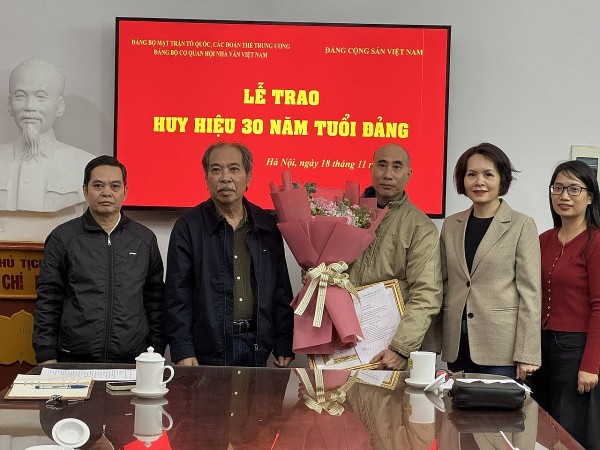 dang bo hoi nha van viet nam to chuc le trao huy hieu dang