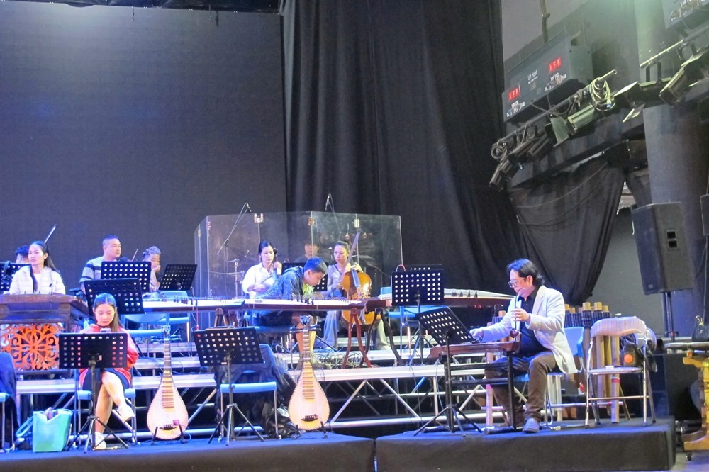 Các nghệ sĩ tích cực tập luyện, chuẩn bị cho chương trình. Ảnh: BTC