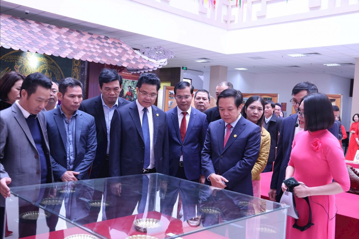 Các đồng chí lãnh đạo và đại biểu tham quan không gian trưng bày chuyên đề “Di sản văn hóa Hưng Yên” và khu vực giới thiệu sách báo chào mừng Ngày Di sản văn hóa Việt Nam. Ảnh: BTC