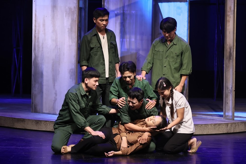 Vở kịch “Quân khu Nam Đồng” mở ra cả miền ký ức về khu tập thể Nam Đồng. Ảnh: Nhà hát Tuổi trẻ