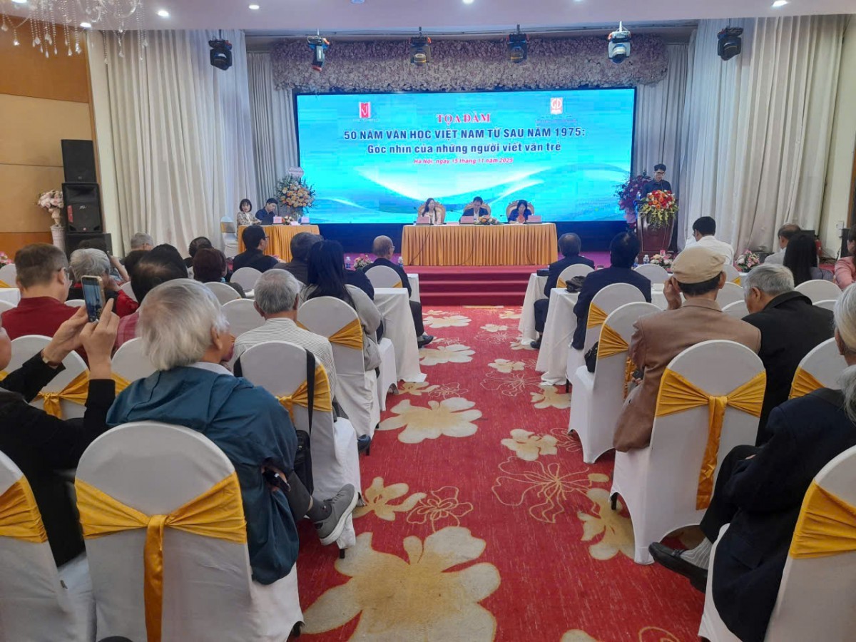 Nhìn vào thời - để nhìn tác phẩm và người viết