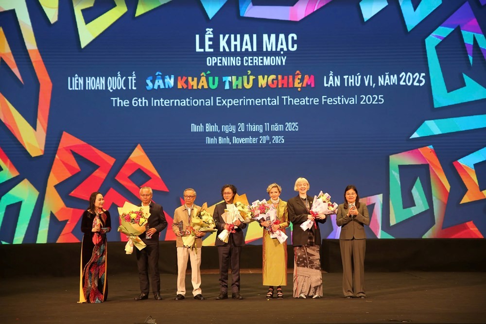 Bà Hà Lan Anh, Tỉnh uỷ viên, Phó Chủ tịch UBND tỉnh Ninh Bình cùng Chủ tịch Hội Nghệ sĩ sân khấu Việt Nam, NSND Trịnh Thuý Mùi tặng hoa Hội đồng giám khảo. Ảnh: BTC