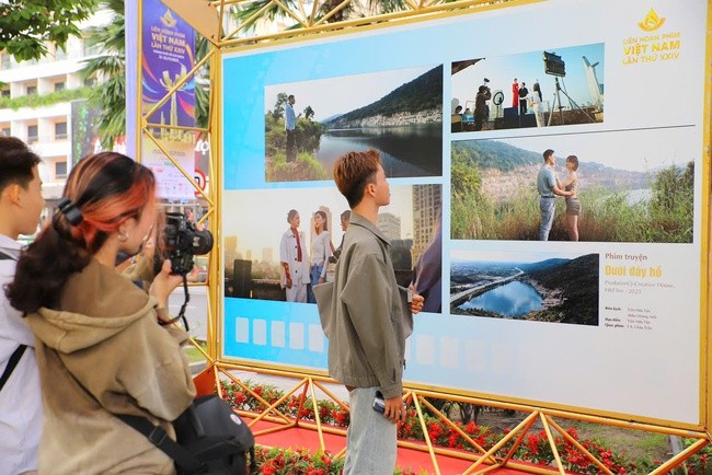 Khách tham quan tại Triển lãm. Ảnh: V.H