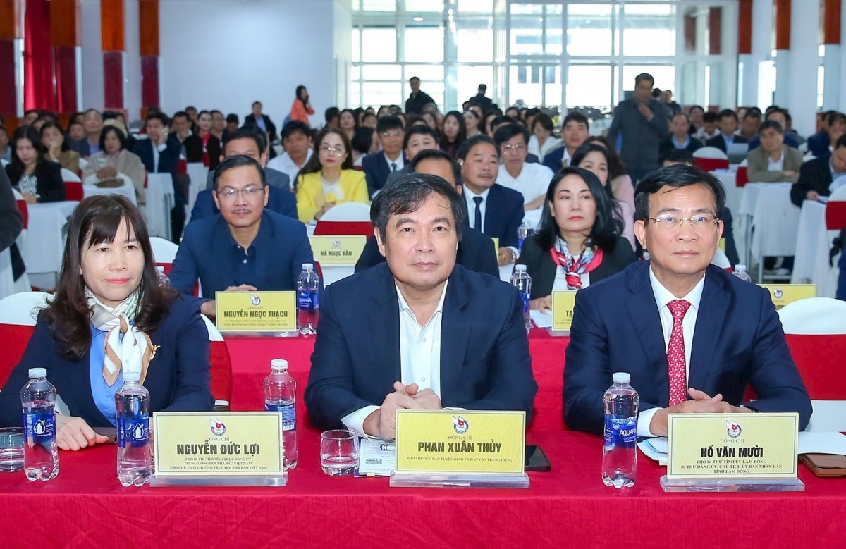 Hướng đến nền báo chí chuyên nghiệp, nhân văn, hiện đại