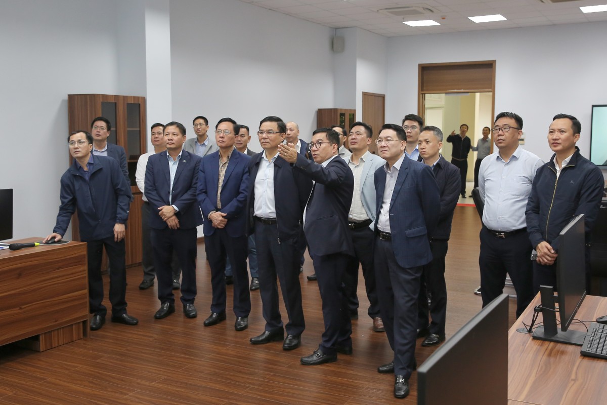 “Thiết thực đẩy mạnh sản xuất kinh doanh hoàn thành vượt mức toàn bộ các chỉ tiêu kế hoạch quản trị 2025, bù đắp những thiệt hại mà đất nước đang phải đối mặt do mưa lũ”