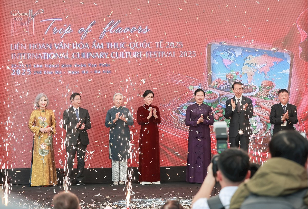 Các đại biểu nhấn nút khai mạc Lễ hội. Ảnh: BTC