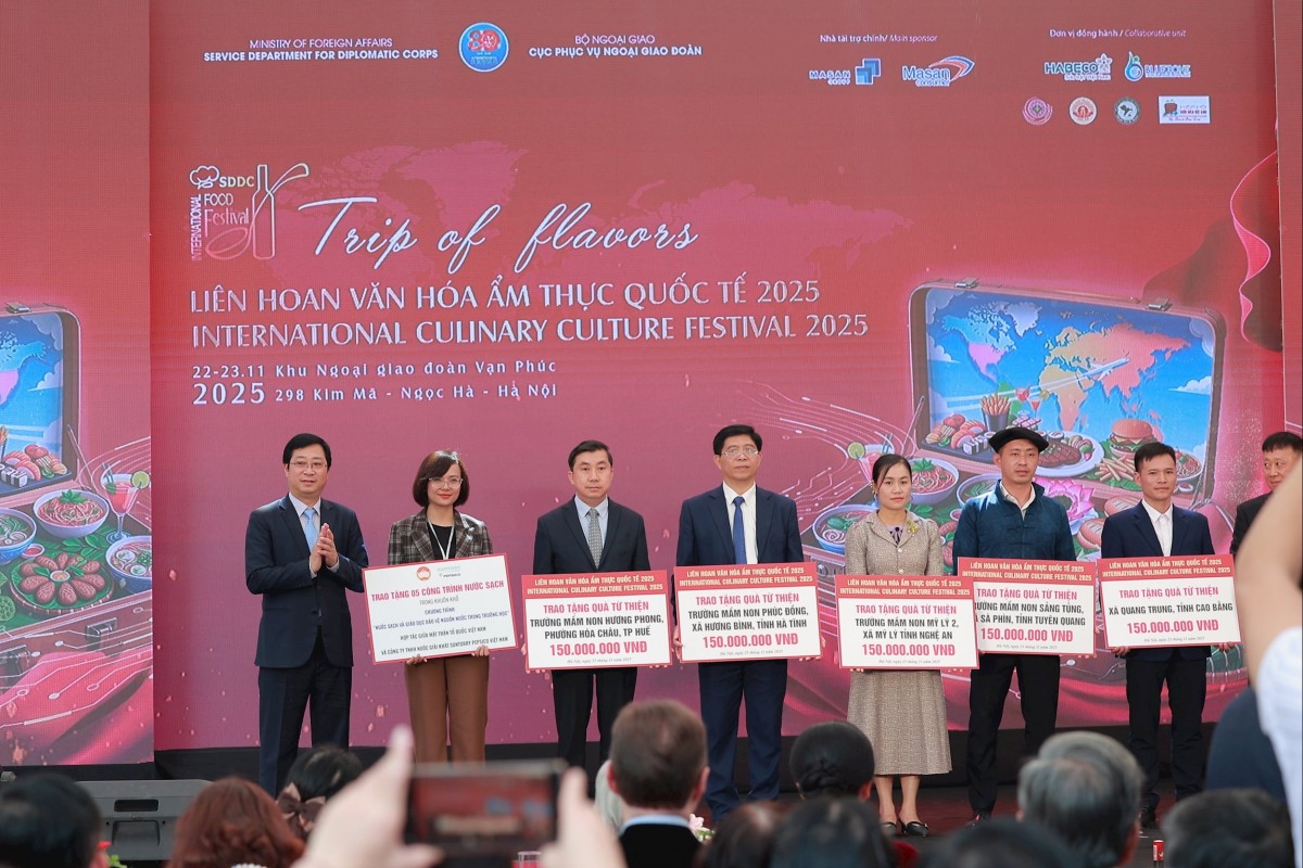 Toàn bộ số tiền quyên góp từ Liên hoan được gửi ủng hộ đồng bào vùng bão lũ. Ảnh: BTC