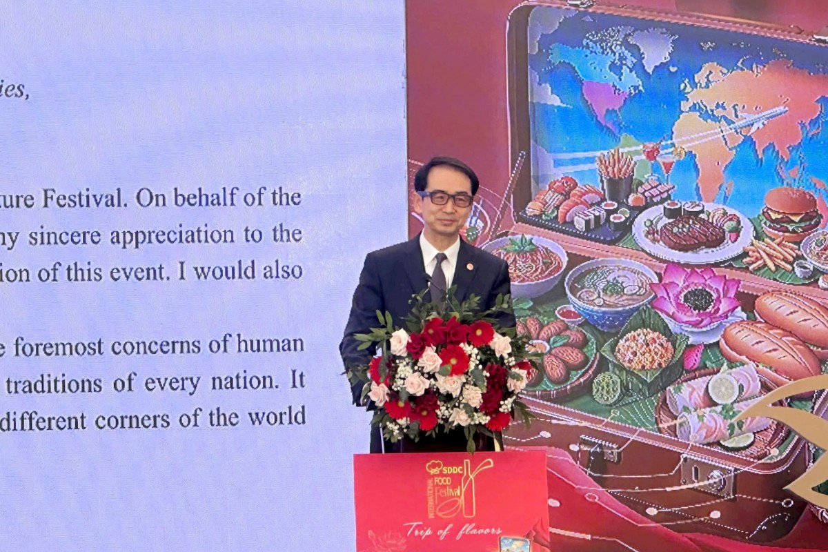 Đại sứ Trung Quốc tại Việt Nam Hà Vĩ cho biết, Chính phủ Trung Quốc đã quyết định hỗ trợ 500.000 USD để gửi tới những địa phương và người dân chịu ảnh hưởng bởi thiên tai lũ lụt. Ảnh: BTC